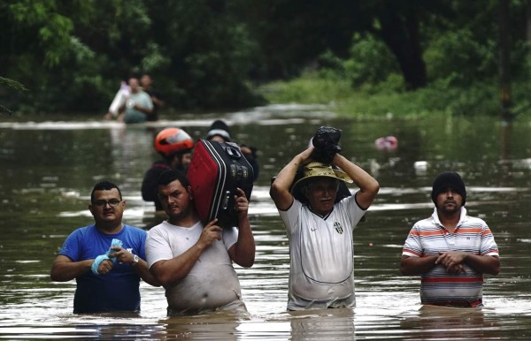 Con el agua a la cintura, limeños tratan de rescatar sus pertenencias