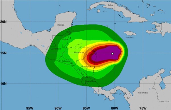 Eta ya es huracán categoría 4 y su poder aumenta al acercarse a Honduras