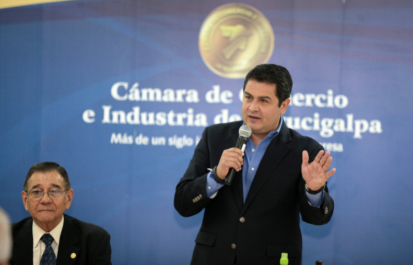 Juan Orlando Hernández expone su plan a sector empresarial