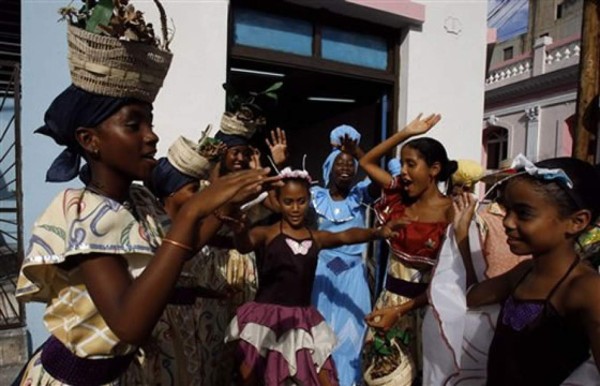Cuba festeja a ritmo de conga inicio de la revolución de Fidel Castro