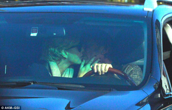 Charlize se come a besos a Sean Penn