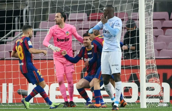 Messi celebrando su gol con Pedri y Jordi Alba. Foto AFP