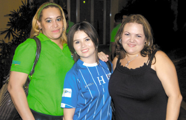 Fiesta por un éxito rotundo de Pacasa