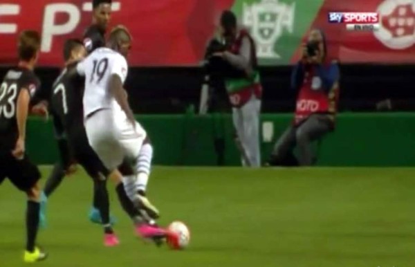 VIDEO: Cristiano propina una dura patada a Pogba