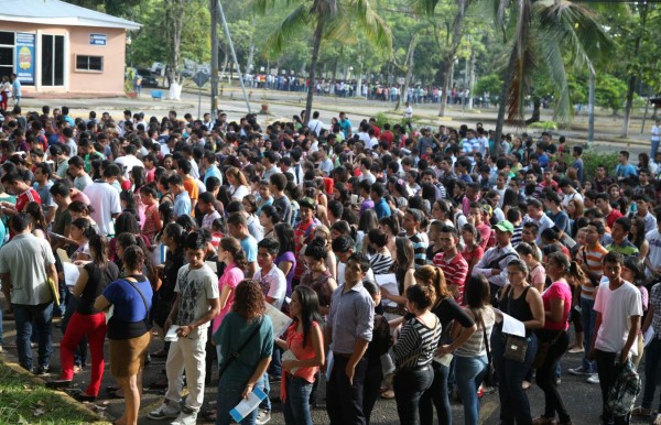 Hoy más de 4,000 madrugan por un cupo en la Unah-vs