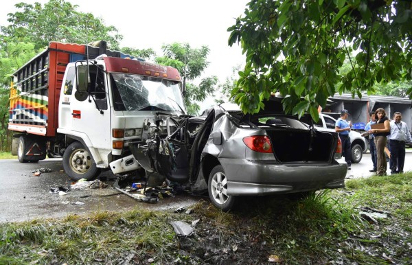 Fallece una mujer tras chocar turismo con camión en Atlántida