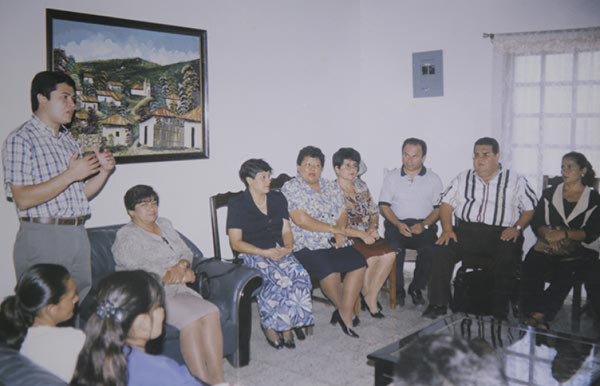 El álbum privado de la infancia y juventud de Juan Orlando Hernández