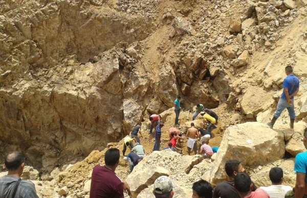 'Se escucha que mineros están escarbando hacia afuera': oficial del Ejército