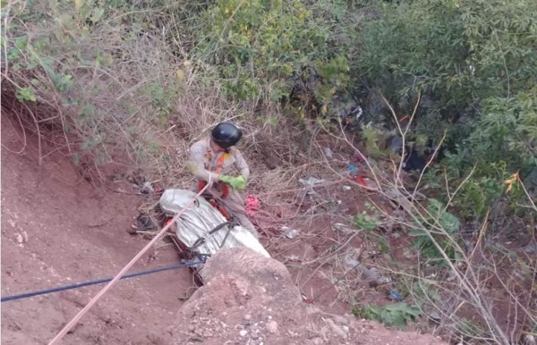 Tegucigalpa: Cuatro heridos deja vehículo que cae a una hondonada