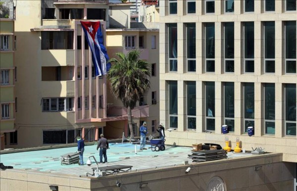 Tres exsoldados izan la bandera de EUA en Cuba, 54 años después de arriarla