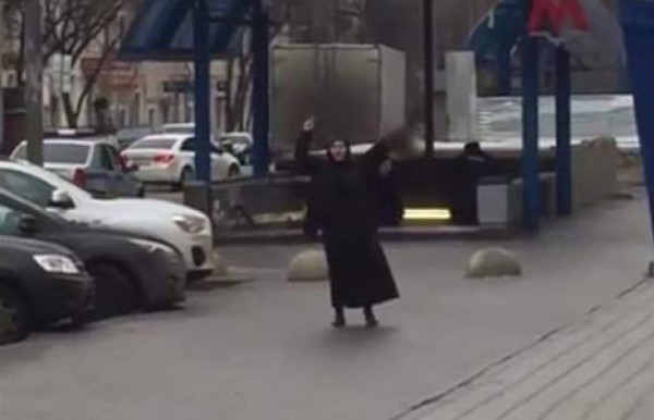 La detienen tras pasearse con la cabeza de una niña en Moscú