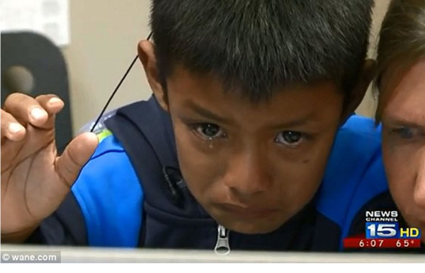 Vídeo: Niño sordo escucha por primera vez a sus padres