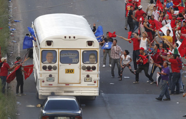Seguidores de Libre lanzan piedras a buses de activistas del Partido Nacional