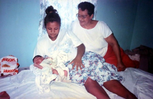 Sus manos han traído miles de vidas al mundo