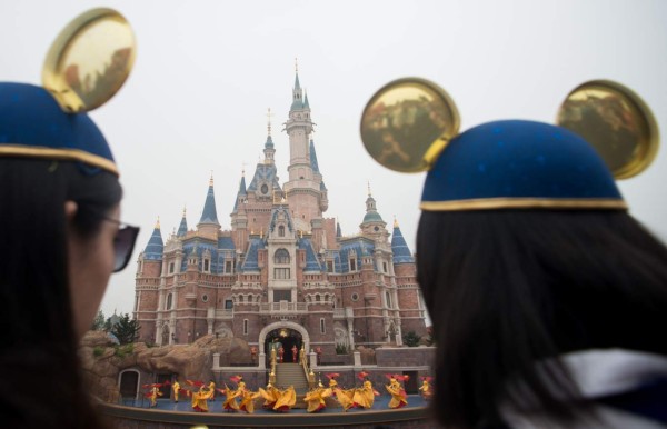 Disney inaugura su primer parque en China continental