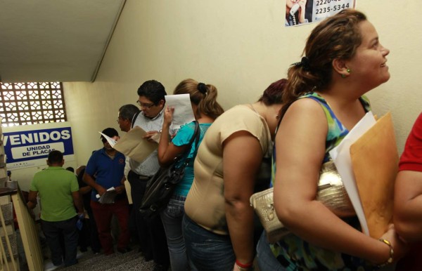 Engorroso proceso de entrega de placas en Tegucigalpa