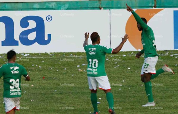 Barcelona's Argentine forward Lionel Messi (R) congratulates Real Madrid's Spanish forward Lucas Vazquez at the end of the Spanish League football match between Barcelona and Real Madrid at the Camp Nou stadium in Barcelona on October 24, 2020. (Photo by LLUIS GENE / AFP)