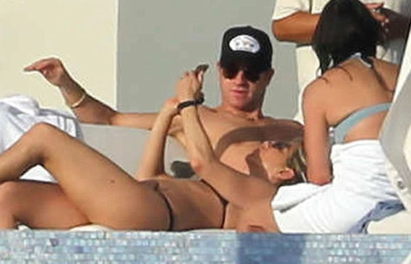 Las estrellas disfrutan fin de año en bikini