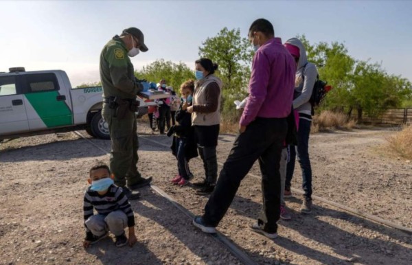 ¿Debe Biden retomar políticas de Trump para frenar migración masiva en frontera sur?