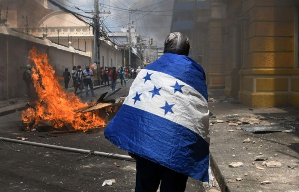 Policía municipal era el hombre armado en protestas de Tegucigalpa