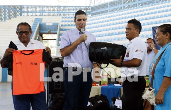 Fenafuth entrega uniformes a las Ligas Menores del Norte