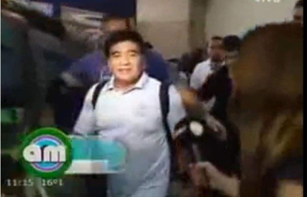 Video: Maradona llama 'traidora' a periodista argentina en Brasil