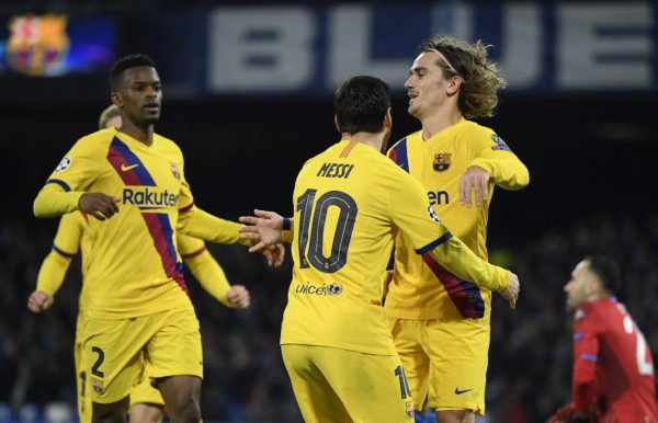 Barcelona's French forward Antoine Griezmann (R) celebrates with teammates after scoring a goal during the UEFA Champions League round of 16 first-leg football match between SSC Napoli and FC Barcelona at the San Paolo Stadium in Naples on February 25, 2020. (Photo by Filippo MONTEFORTE / AFP)