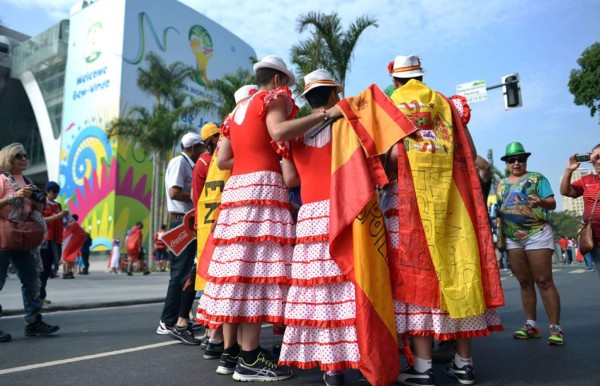 Marea roja de chilenos amenaza a los españoles