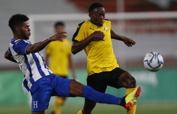 Honduras' Aldo Yohan Fajardo (L) and Jamaica's Wellesl Evans vie for the ball during their Men First Round Group B football match of the Lima 2019 Pan-American Games at San Marcos Stadium in Lima, on July 29, 2019. - Honduras won 3-1. (Photo by LUKA GONZALES / AFP)