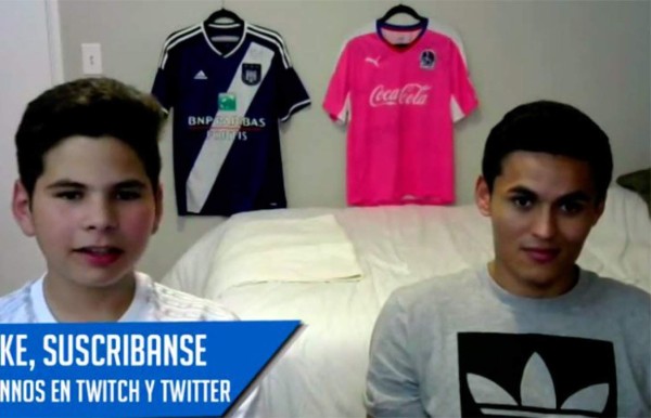 Nájar se relaja jugando PlayStation