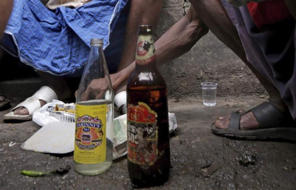 Mueren 25 personas en India por consumo de alcohol tóxico