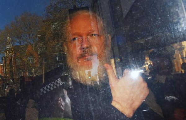 Assange 'pintaba' paredes con heces y se paseaba en patineta en embajada