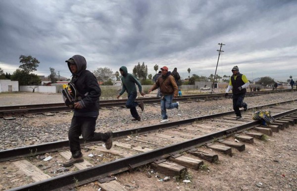 Central American migrants -mostly Hondurans heading in a caravan to the US- walk in Ciudad Hidalgo, Chiapas State, Mexico, on January 23, 2020. - Mexican migration authorities released Wednesday an official count of the number of people detained along the country's southern border two days before, estimating that more than 2,000 people were 'rescued' after they crossed the border with Guatemala. (Photo by Alfredo ESTRELLA / AFP)