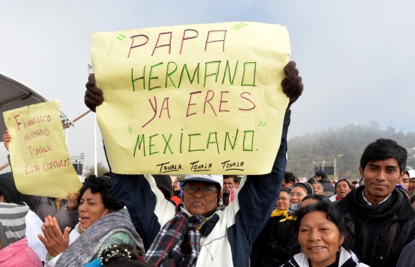 People wait for the arrival of Pope Francis for an open-air mass in San Cristobal de las Casas, in Chiapas, on February 15, 2016. Thousands of indigenous Mexicans flocked on Monday to a field in the impoverished southern state of Chiapas to attend Pope Francis' mass in three native languages. AFP PHOTO / MARIO VAZQUEZ