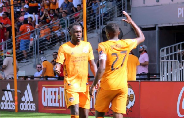 Houston Dynamo vence al FC Dallas con ayuda de Alberth Elis