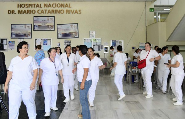Enfermeras retoman labores al lograr acuerdo con Gobierno