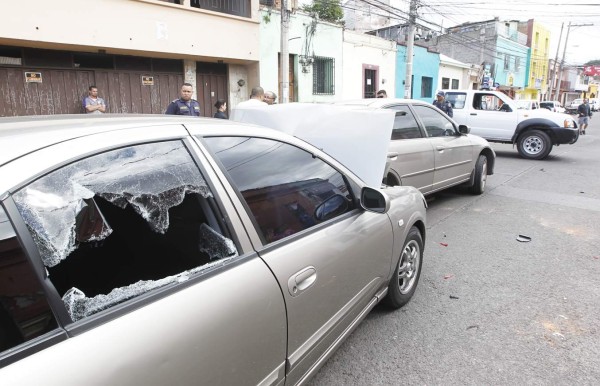 Para evitar ser asaltado, joven choca su vehículo