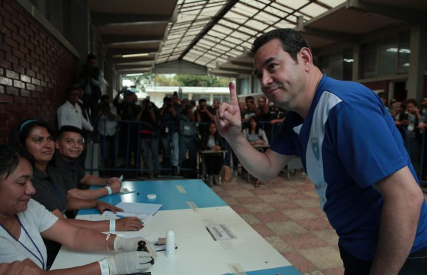 Guatemala: Giammattei promete combatir la corrupción; Torres dice que será 'la primera mujer presidenta'