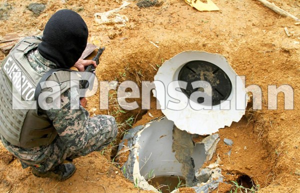 En un tanque de agua que enterraron en un terreno de Las Crucitas, El Caribe, Florida, Copán, hallaron los 11 millones de dólares de los Valle.