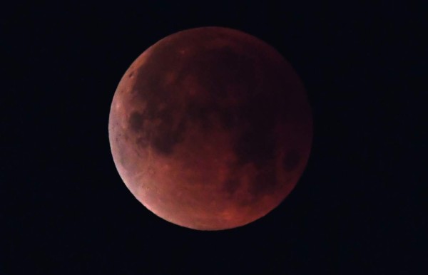 La Luna se tiñe de rojo este viernes 'cumpliendo profecía bíblica'