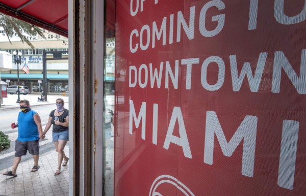 Miami impone uso de mascarillas de nuevo ante 'alarmante' repunte de covid en Florida