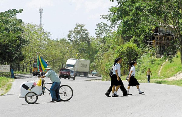 Vecinos de Potrerillos exigen puente peatonal