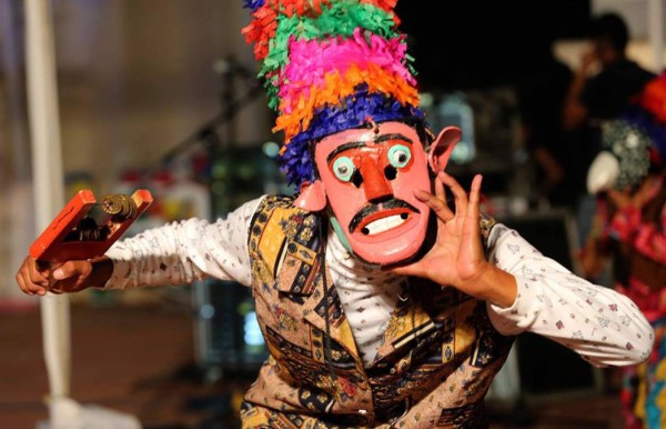 Comayagua celebra noche cultural con show de luces y ritmo