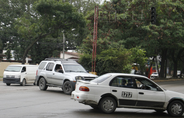 Caos vial por más semáforos dañados