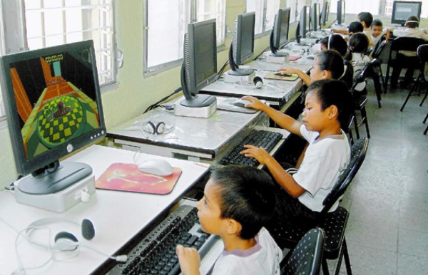 Rotarios donan computadoras a escuela católica