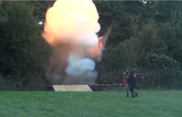 Cruel broma de un 'pequeño' que se estrella en moto