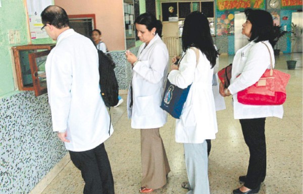 Salud contrata 29 médicos especialistas para el país