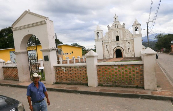 Reina de la ruta lenca acariciada por la brisa del parque Celaque
