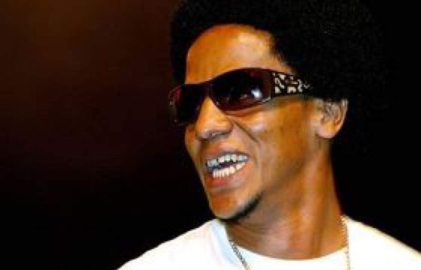 Tego Calderón se casa con madre de su hijo
