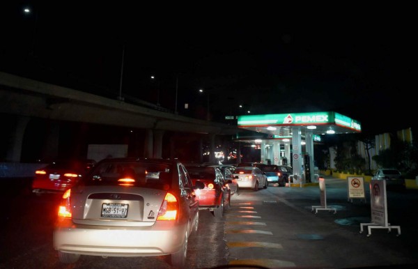 Marchan en México contra fuerte aumento de combustibles